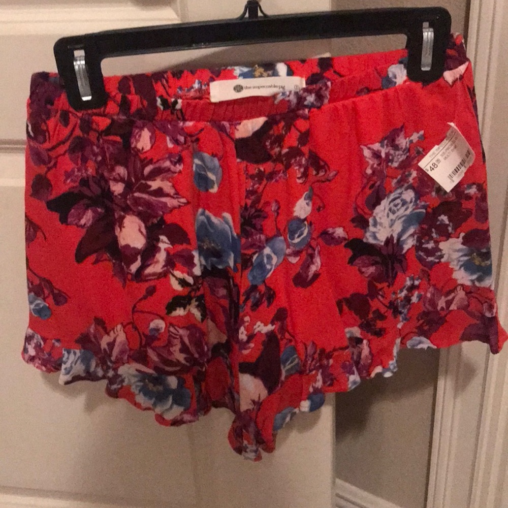 Cute ruffle shorts with elastic band!